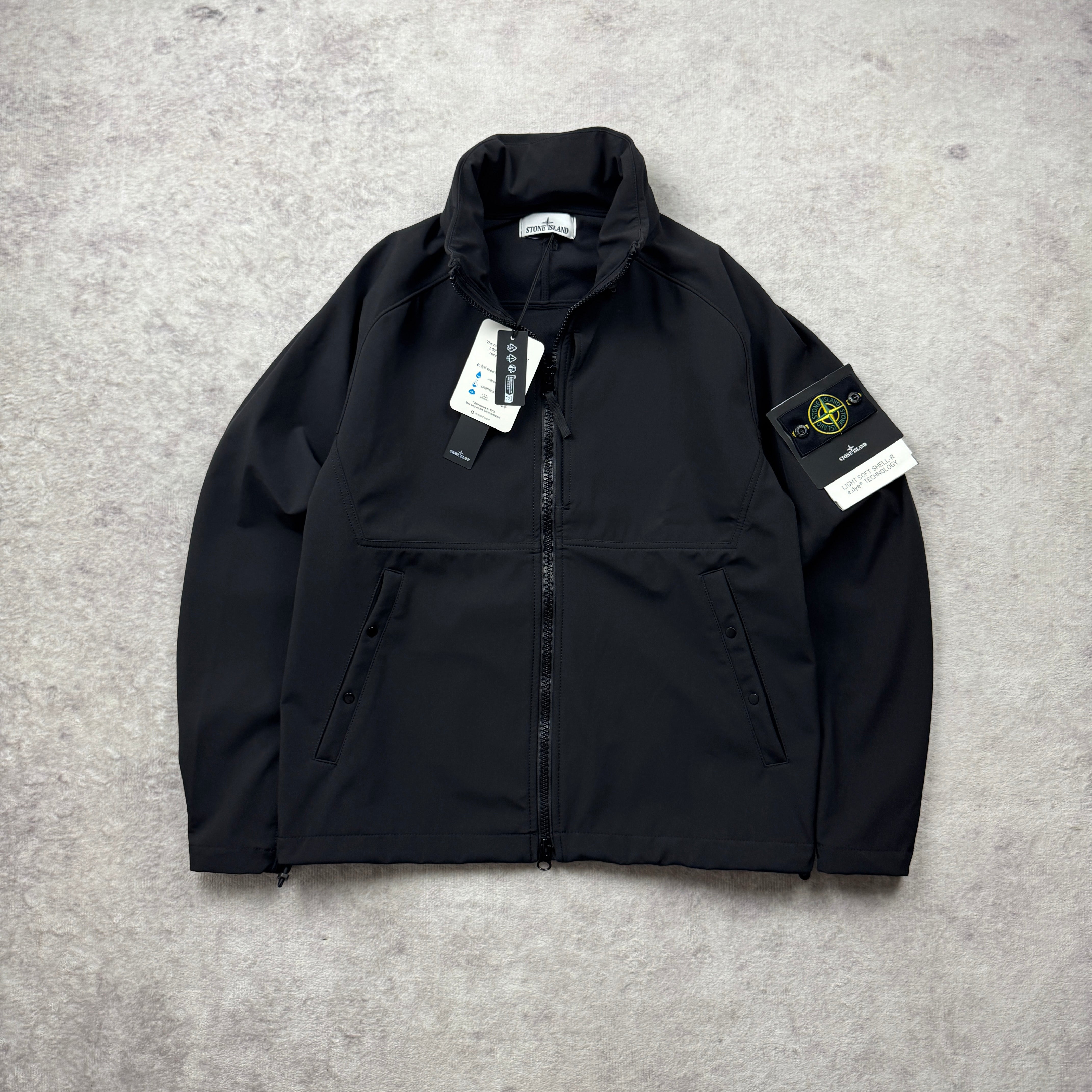 【値下げ中】STONE  SOFT SHELL-R Mサイズ Stone Island Light Soft Shell-R Jacket SS 2025 – MASSIMORA